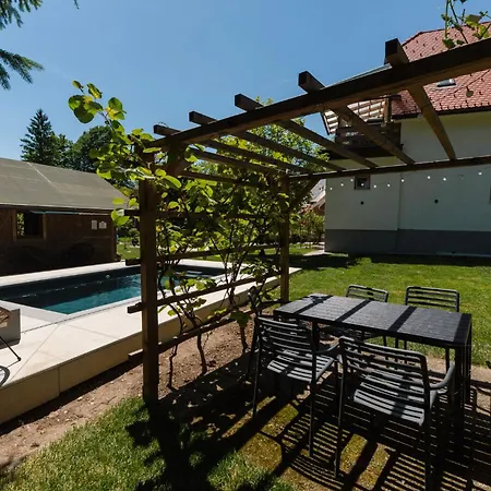 Adventure With Pool And Big Garden בלד